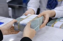 Gửi 100 triệu đồng tiết kiệm 12 th&aacute;ng: Ng&acirc;n h&agrave;ng n&agrave;o trả l&atilde;i cao nhất?