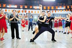 Bắc Ninh: Đ&ocirc;i vợ chồng gần 20 năm chung nhịp đam m&ecirc; khi&ecirc;u vũ