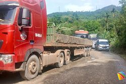 Xe chở quặng trên quốc lộ 14D phải trung chuyển từ xe 6 trục sang 3 trục