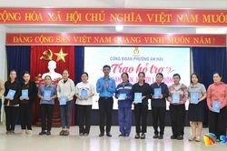 C&ocirc;ng đo&agrave;n phường An Hải trao 50 suất qu&agrave; cho lao động nữ kh&oacute; khăn