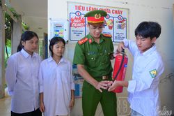 Trang bị kỹ năng ph&ograve;ng ch&aacute;y, chữa ch&aacute;y cho học sinh