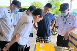 Kiểm tra c&aacute;c cơ sở chăn nu&ocirc;i heo vỗ b&eacute;o tại phường Trị An