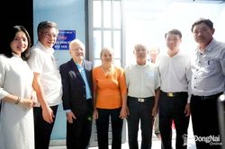 Trao tặng nh&agrave; Đại đo&agrave;n kết cho đảng vi&ecirc;n