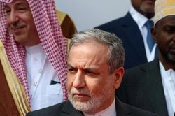 Iran chờ Saudi Arabia v&agrave; Houthi trả lời s&aacute;ng kiến h&ograve;a giải