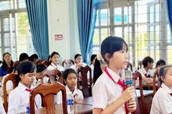 50 học sinh tham gia đối thoại với đại biểu HĐND x&atilde; Ia Băng