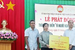 X&atilde; Ia Hrung vận động hơn 53 triệu đồng ủng hộ Quỹ &ldquo;V&igrave; người ngh&egrave;o&rdquo;