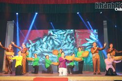 Biểu diễn b&aacute;o c&aacute;o c&aacute;c tiết mục văn nghệ tham gia Li&ecirc;n hoan tiếng h&aacute;t d&acirc;n ca người cao tuổi khu vực Nam Trung Bộ - T&acirc;y Nguy&ecirc;n