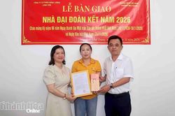 Ủy ban MTTQ Việt Nam phường Nha Trang b&agrave;n giao 2 nh&agrave; Đại đo&agrave;n kết