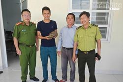 Người d&acirc;n x&atilde; Xu&acirc;n Hải tự nguyện giao nộp r&ugrave;a n&uacute;i v&agrave;ng qu&yacute;, hiếm