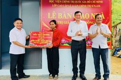 B&agrave;n giao nh&agrave; cho 2 hộ c&oacute; ho&agrave;n cảnh kh&oacute; khăn tại x&atilde; Kh&aacute;nh Sơn