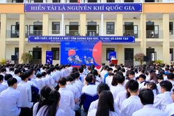 L&agrave;o Cai: Hơn 2.400 gi&aacute;o vi&ecirc;n, học sinh hưởng ứng Chiến dịch &ldquo;Kh&ocirc;ng một m&igrave;nh - Kết nối kh&ocirc;ng tổn thương&rdquo;