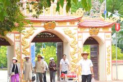 Dinh Thầy Th&iacute;m rộn r&agrave;ng trước ng&agrave;y hội lớn