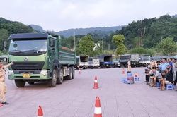 N&acirc;ng cao &yacute; thức chấp h&agrave;nh ph&aacute;p luật v&agrave; kỹ năng l&aacute;i xe an to&agrave;n cho hơn 100 l&aacute;i xe tải, xe đầu k&eacute;o