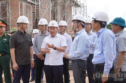Đồng ch&iacute; L&ecirc; Tiến Ch&acirc;u, Ph&oacute; Thủ tướng Ch&iacute;nh phủ kiểm tra c&aacute;c dự &aacute;n tại Quảng Trị