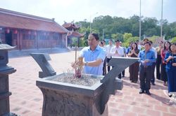 L&atilde;nh đạo tỉnh Th&aacute;i Nguy&ecirc;n d&acirc;ng hương tri &acirc;n Đức Ho&agrave;ng đế L&yacute; Nam Đế