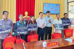 Nghĩa t&igrave;nh với người b&aacute;n v&eacute; số dạo ở Cần Thơ