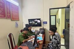 Tuy&ecirc;n Quang: Xử l&yacute; hai thanh ni&ecirc;n bu&ocirc;ng hai tay khi l&aacute;i xe tr&ecirc;n đường đ&egrave;o