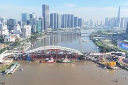 To&agrave;n cảnh qu&aacute; tr&igrave;nh hợp long c&acirc;y cầu đi bộ đầu ti&ecirc;n qua s&ocirc;ng S&agrave;i G&ograve;n