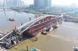 Cầu đi bộ qua s&ocirc;ng S&agrave;i G&ograve;n hợp long th&agrave;nh c&ocirc;ng sau 8 giờ thi c&ocirc;ng
