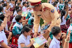 H&agrave;ng ngh&igrave;n học sinh ở L&acirc;m Đồng được trang bị kỹ năng an to&agrave;n giao th&ocirc;ng