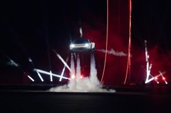Tỷ ph&uacute; Elon Musk muốn s&aacute;p nhập Tesla v&agrave; SpaceX