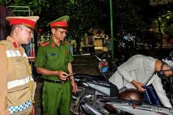 Cảnh s&aacute;t giao th&ocirc;ng tuần tra đ&ecirc;m xử l&yacute; nhiều thanh thiếu ni&ecirc;n vi phạm