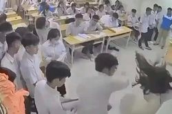 Khởi tố nam sinh h&agrave;nh hung gi&aacute;o vi&ecirc;n tr&ecirc;n bục giảng tại H&agrave; Nội