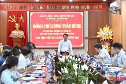 Ph&oacute; Chủ tịch Thường trực UBND tỉnh Lương Tuấn H&ugrave;ng l&agrave;m việc với 2 x&atilde; Bảo Lạc, Hưng Đạo