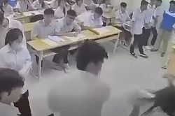 H&agrave; Nội: Bắt khẩn cấp nam sinh đ&aacute;nh c&ocirc; gi&aacute;o ngay tr&ecirc;n bục giảng