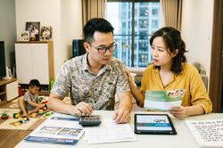 Nhận thưởng vì sinh hai con, mẹ trẻ vẫn canh cánh nỗi lo nuôi dạy