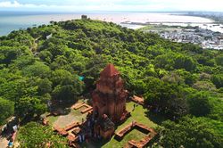 Chi&ecirc;m ngưỡng th&aacute;p Chăm 1.200 năm tuổi nằm cạnh bờ biển Phan Thiết thơ mộng