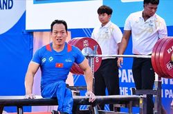 Lực sĩ khuyết tật từng v&ocirc; địch Paralympic, 42 tuổi vẫn săn huy chương ch&acirc;u &Aacute;