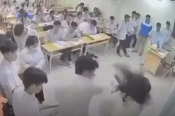 Bắt khẩn cấp nam sinh h&agrave;nh hung c&ocirc; gi&aacute;o ngay tr&ecirc;n bục giảng
