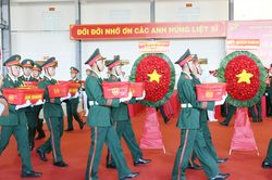 Chuyến bay đặc biệt đưa 8.453 mẫu h&agrave;i cốt liệt sĩ ra H&agrave; Nội gi&aacute;m định ADN