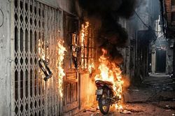 Kho&aacute; cửa, đổ xăng ph&oacute;ng hoả đốt ph&ograve;ng trọ của 't&igrave;nh cũ'
