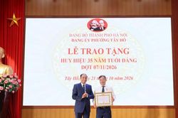Phường T&acirc;y Hồ trao tặng Huy hiệu Đảng cho 558 đảng vi&ecirc;n