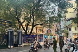 B&agrave;i học chủ động 'x&oacute;a' n&uacute;t thắt giao th&ocirc;ng trước cổng trường giờ tan tầm