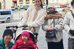 Mẹ ruột H'Hen Ni&ecirc; g&acirc;y ch&uacute; &yacute; khi lần đầu đến ch&acirc;u &Acirc;u