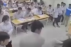 C&ocirc; gi&aacute;o bị tấn c&ocirc;ng ngay tr&ecirc;n lớp học: Tạm giữ nam học sinh