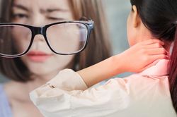 Người phụ nữ mất thị lực 5 năm, b&aacute;c sĩ ph&aacute;t hiện tho&aacute;t vị đĩa đệm cổ