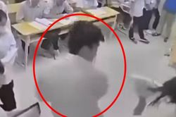 Khởi tố nam sinh 17 tuổi đ&aacute;nh c&ocirc; gi&aacute;o g&atilde;y mũi, tr&aacute;ch nhiệm h&igrave;nh sự ra sao?