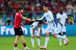 Ronaldo c&oacute; h&agrave;nh động ấm &aacute;p gửi tới đ&agrave;n em
