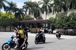 Xem Cảnh sát đặc nhiệm Hà Nội trấn áp nhóm 'quái xế' đường phố