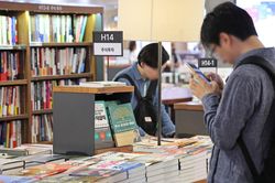 Chiến dịch thu thập sách để 'nuôi' AI của Anthropic