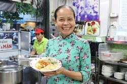 Th&oacute;i quen đặc biệt của b&agrave; chủ qu&aacute;n b&aacute;nh cuốn Michelin ở TP.HCM