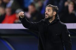Fabregas thừa nhận đ&atilde; nương tay với MU