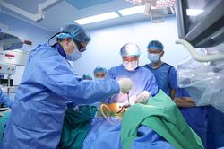 Phẫu thuật thành công ca nắn chỉnh vẹo cột sống không ghép xương đầu tiên tại Việt Nam