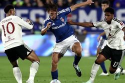 MU thua đậm t&acirc;n binh, Arsenal cầm h&ograve;a Bayern Munich