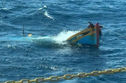 Nhiều t&agrave;u đang t&igrave;m kiếm 4 người mất t&iacute;ch tại v&ugrave;ng biển L&acirc;m Đồng