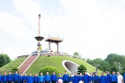 Đo&agrave;n đại biểu Trung ương Đo&agrave;n Thanh ni&ecirc;n Nh&acirc;n d&acirc;n C&aacute;ch mạng L&agrave;o thăm c&aacute;c di t&iacute;ch lịch sử tại Quảng Trị